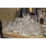 A QUANTITY OF GLASSWARE TO INCLUDE VASES, BOWLS, TUMBLERS, ETC