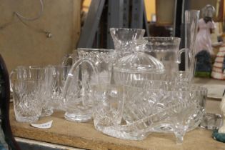 A QUANTITY OF GLASSWARE TO INCLUDE VASES, BOWLS, TUMBLERS, ETC