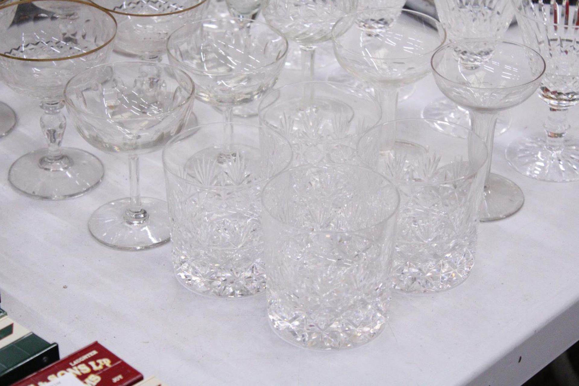 A COLLECTION OF GLASSWARE TO INCLUDE WINE GLASSES, COCKTAIL GLASSES, TUMBLERS ETC - Image 3 of 5