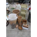 AN ASSORTMENT OF WICKER ITEMS TO INCLUDE A LAUNDRY BASKET, WASTE BINS AND A SHELF UNIT ETC