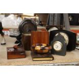 A QUANTITY OF TREEN ITEMS TO INCLUDE A VINTAGE SHERRY BARREL WITH GLASSES, THREE MANTLE CLOCKS, A