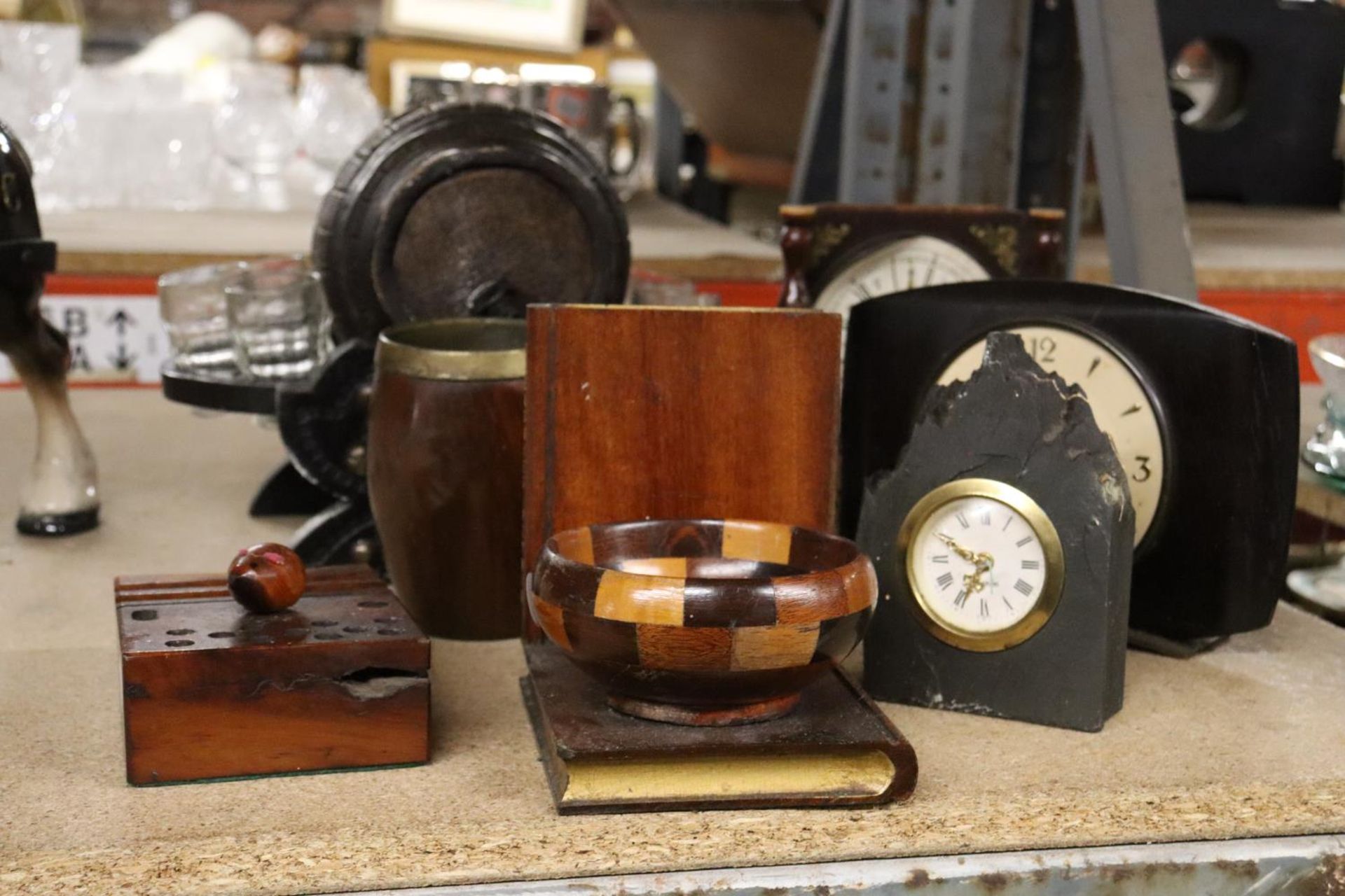 A QUANTITY OF TREEN ITEMS TO INCLUDE A VINTAGE SHERRY BARREL WITH GLASSES, THREE MANTLE CLOCKS, A