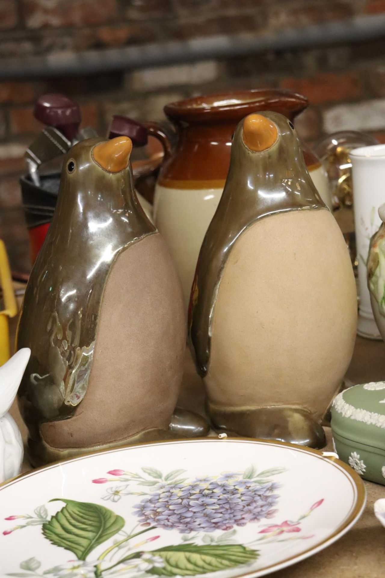 A MIXED LOT OF CERAMICS TO INCLUDE LARGE PENGUINS, A PLANTER, TREACLE GLAZED 'THORNTONS' TOFFEE JAR, - Image 2 of 4