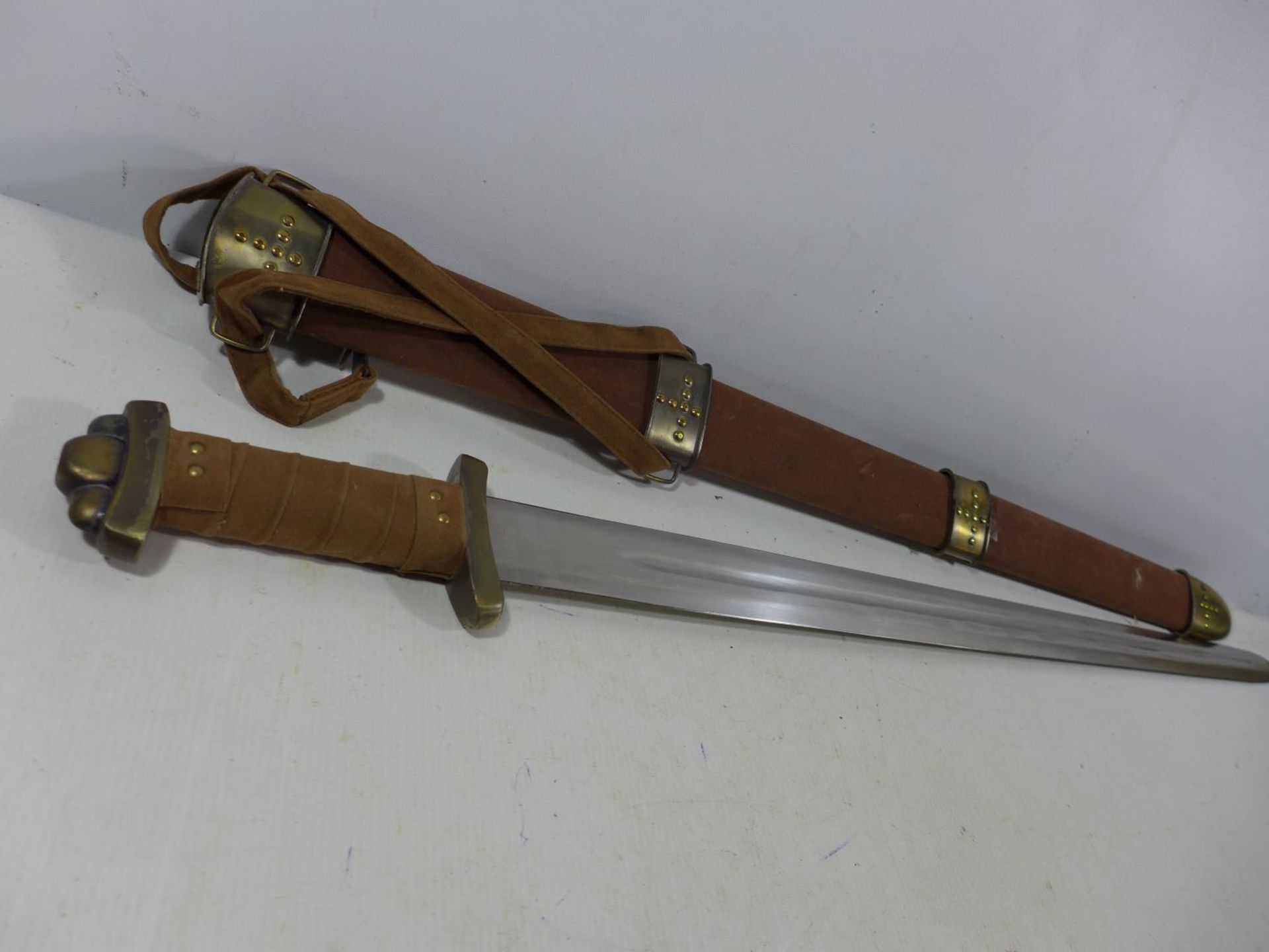 A GOOD QUALITY MODERN DISPLAY VIKING SWORD AND SCABBARD, 73CM BLADE, LENGTH 94CM - Image 2 of 4