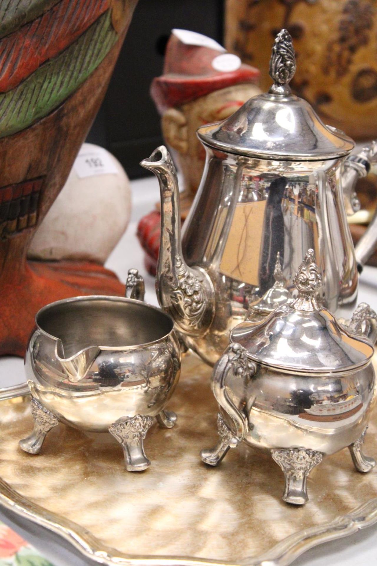 A VINTAGE SILVER PLATED COFFEE POT, MILK JUG AND SUGAR BOWL ON A TRAY - Image 3 of 4