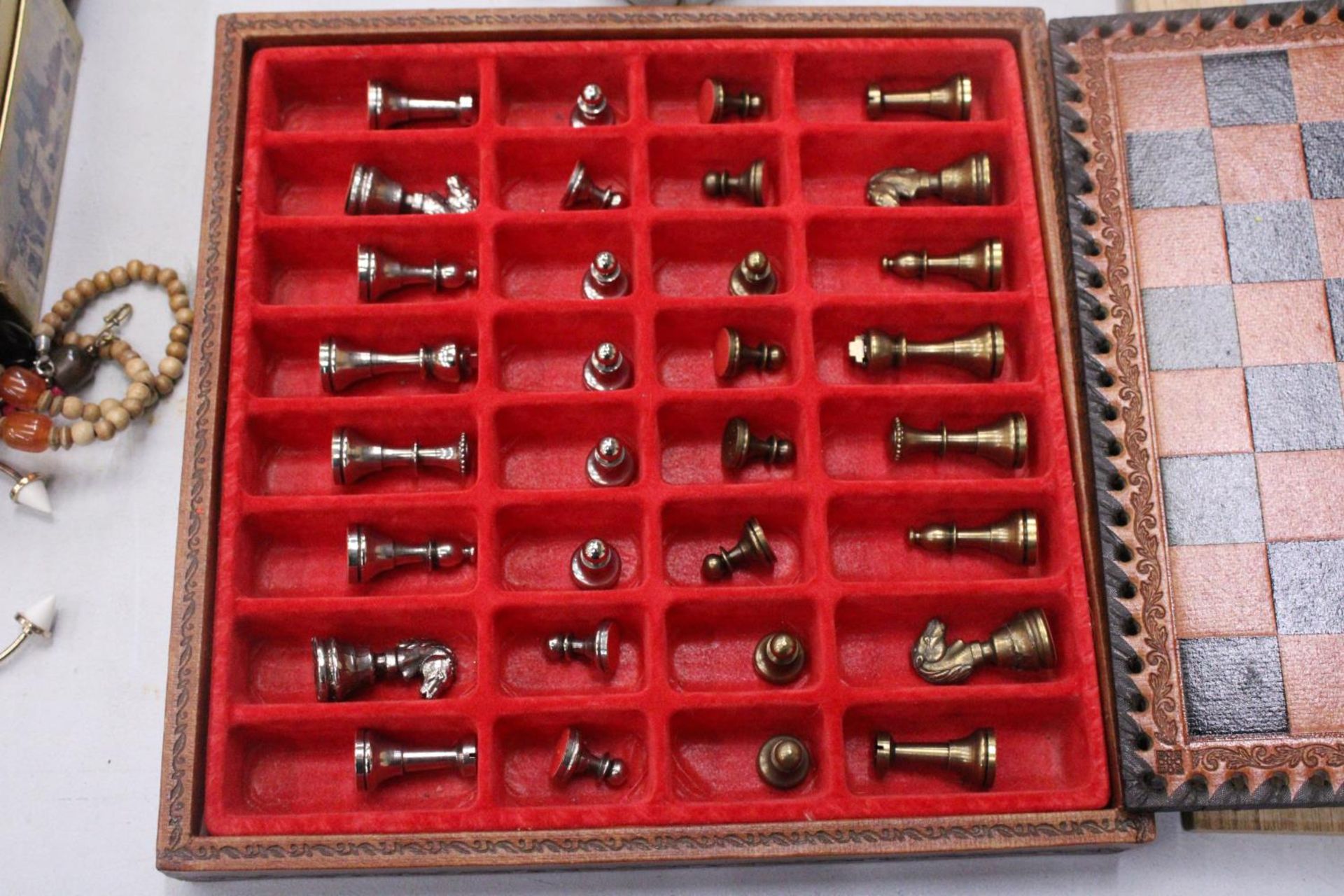 A LEATHERBOUND CHESS BOARD WITH METAL CHESS PIECES - COMPLETE - Image 3 of 5