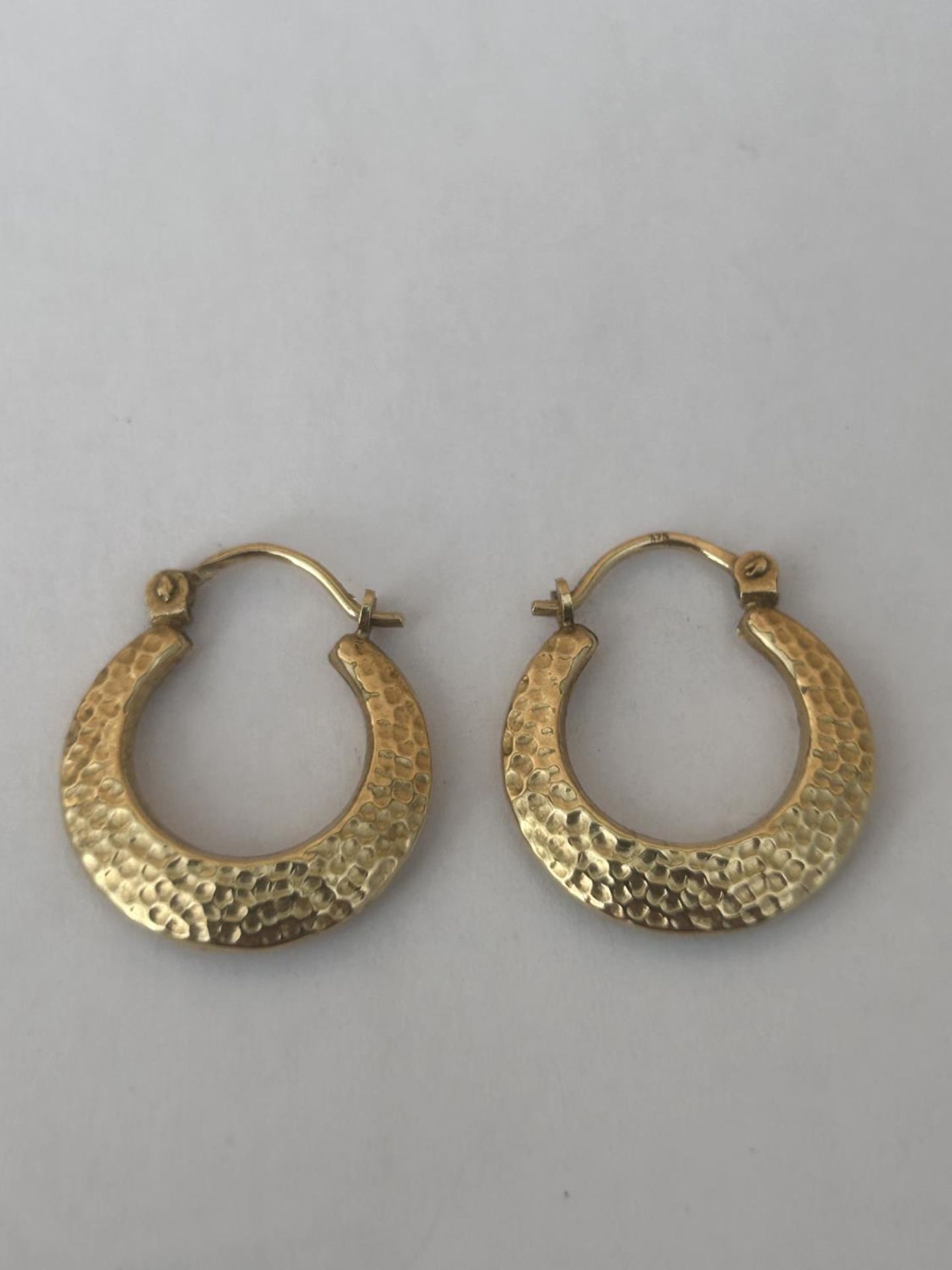 A PAIR OF 9CT GOLD HALF MOON EARRINGS, WEIGHT 1.5 G