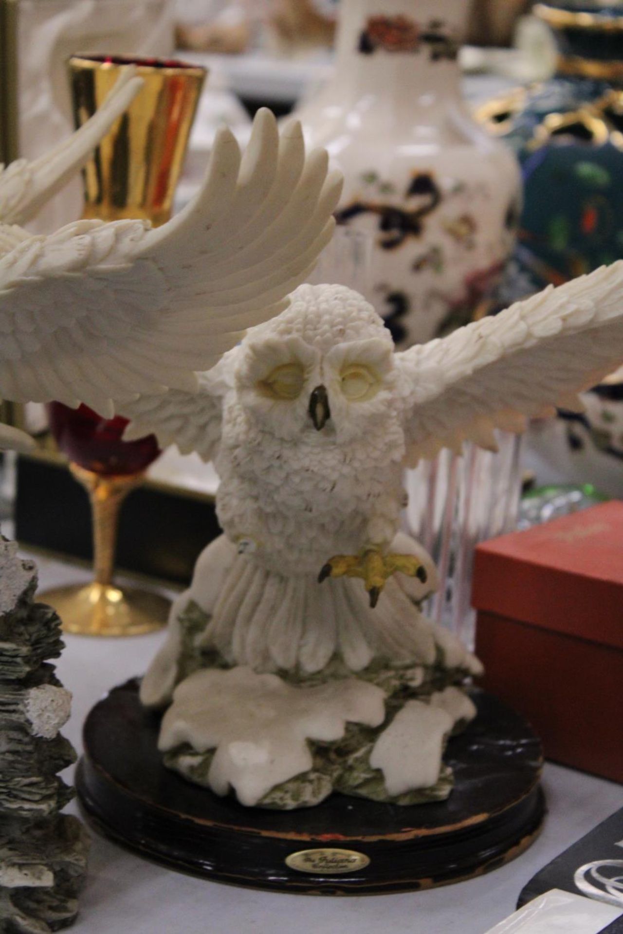 THREE LARGE RESIN 'JULIANA' MODELS OF OWLS TO INCLUDE A CLOCK - Image 3 of 5