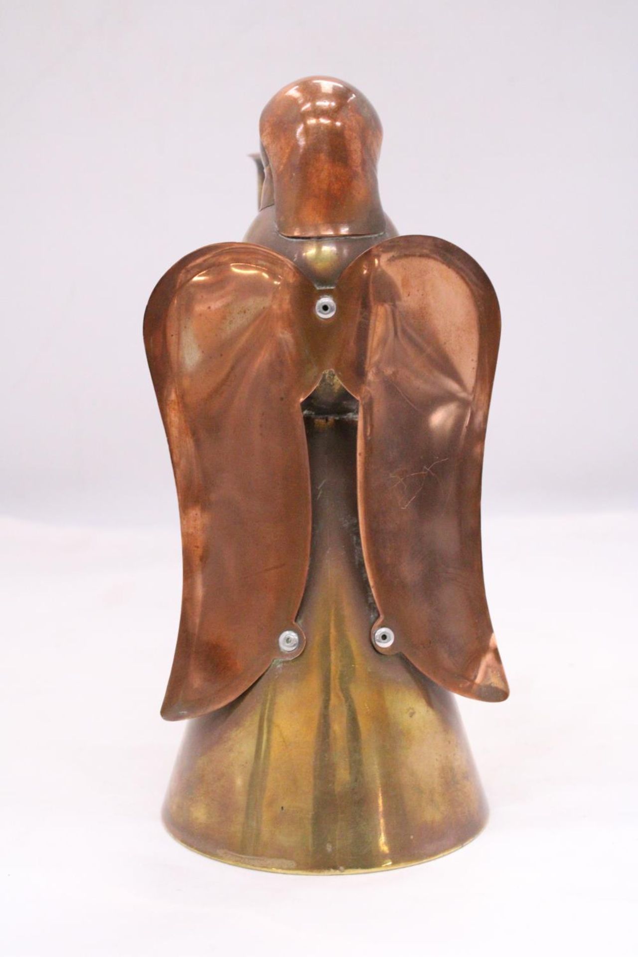 A VINTAGE COPPER AND BRASS ANGEL CANDLE HOLDER - APPROXIMATELY 24CM - Image 4 of 5