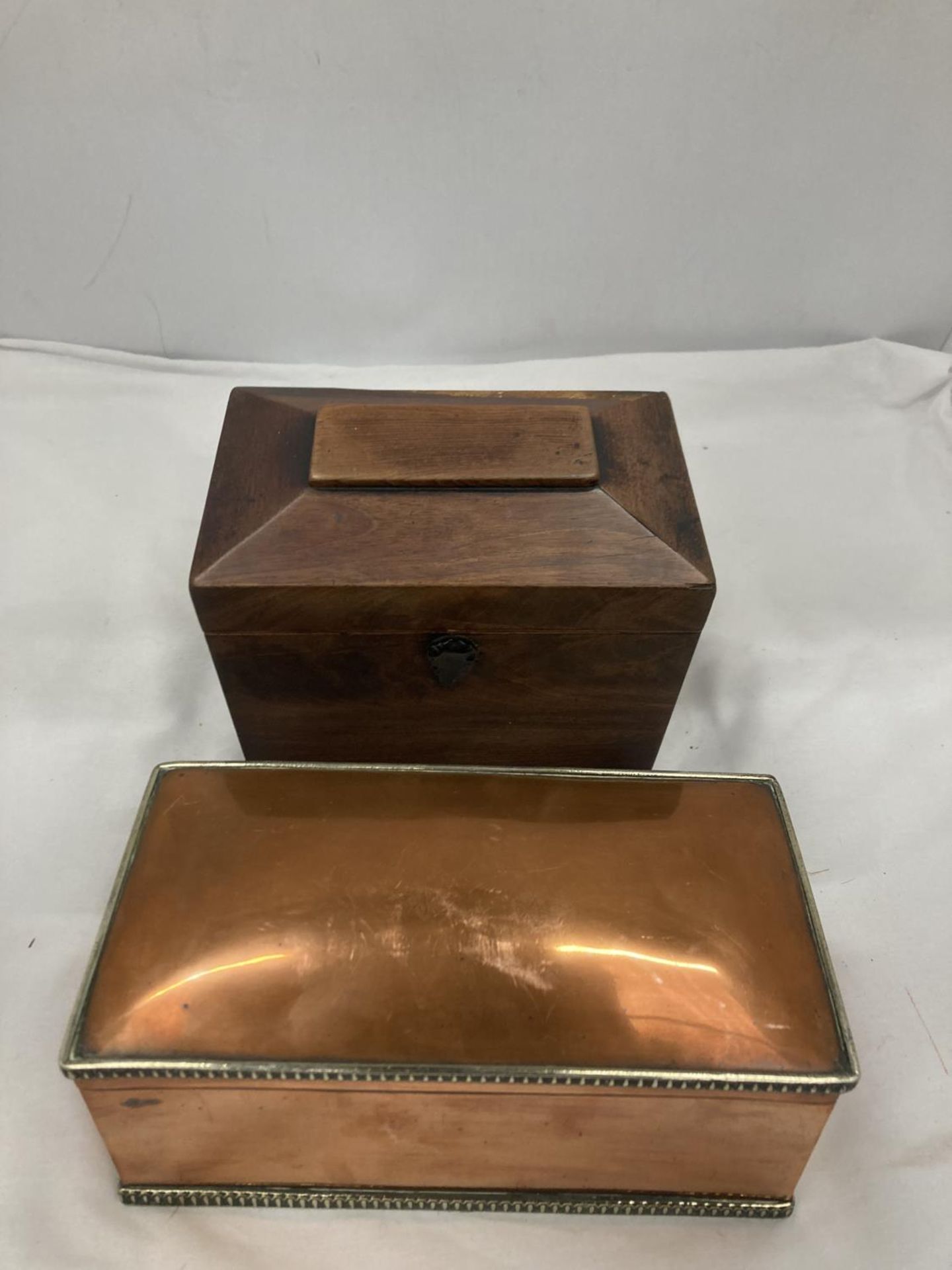 TWO BOXES TO INCLUDE A BRASS AND COPPER LIDDED AND AN SARCOPHAGUS SHAPED TEA CADDY WITH TWO INNER