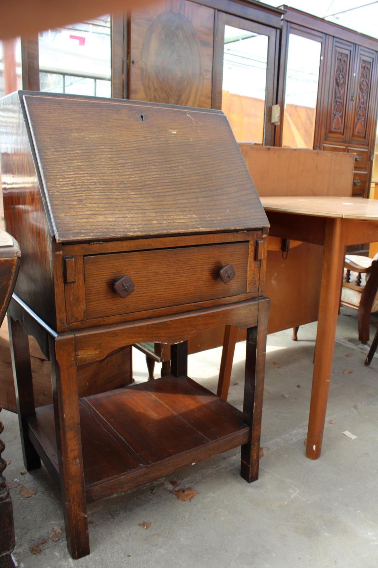 A MID 20TH CENTURY OAK BUREAU ON OPEN BASE, 21" WIDE - Image 3 of 3