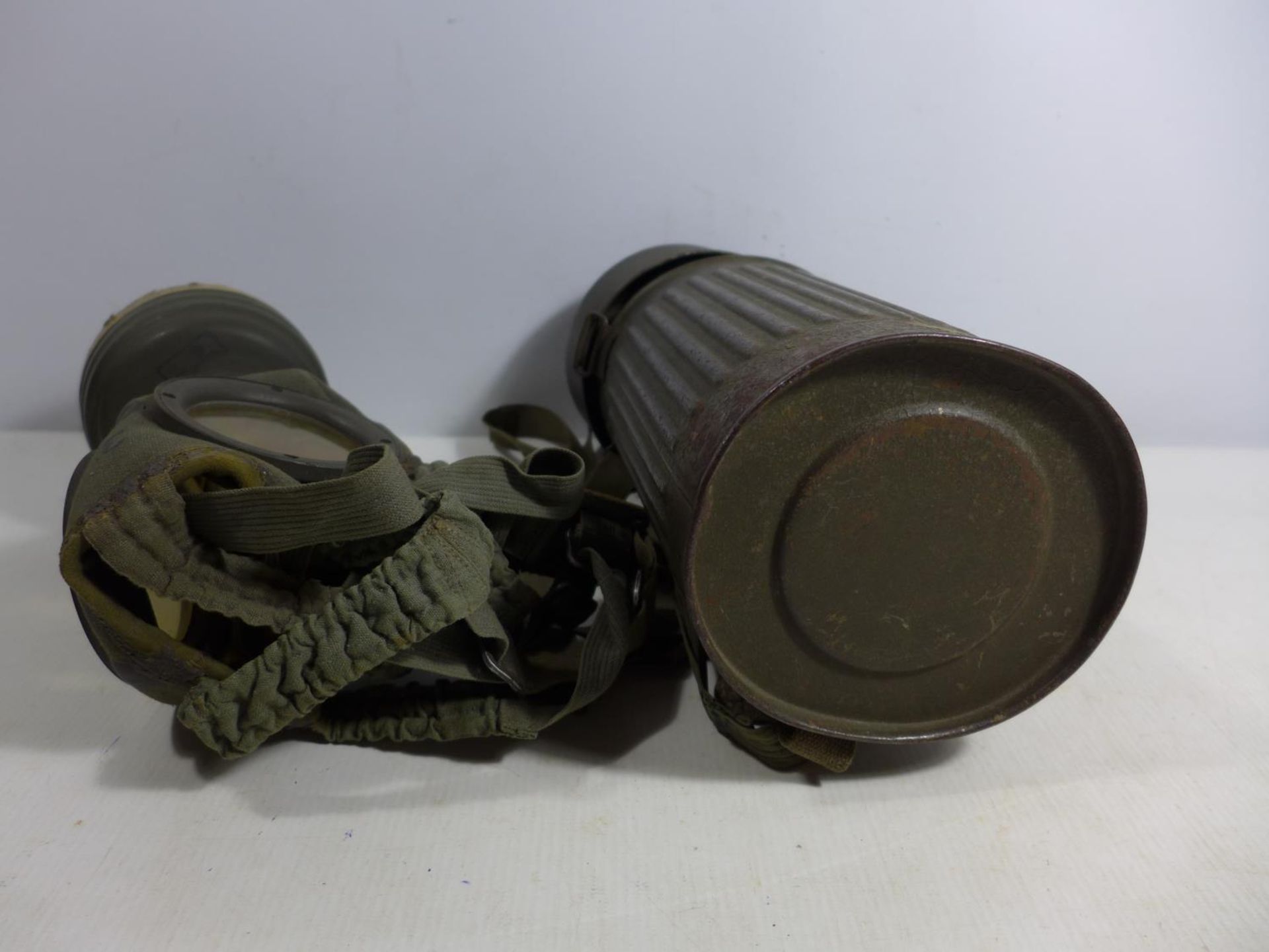 A MID 20TH CENTURY GERMAN GAS MASK AND METAL CONTAINER - Image 4 of 5