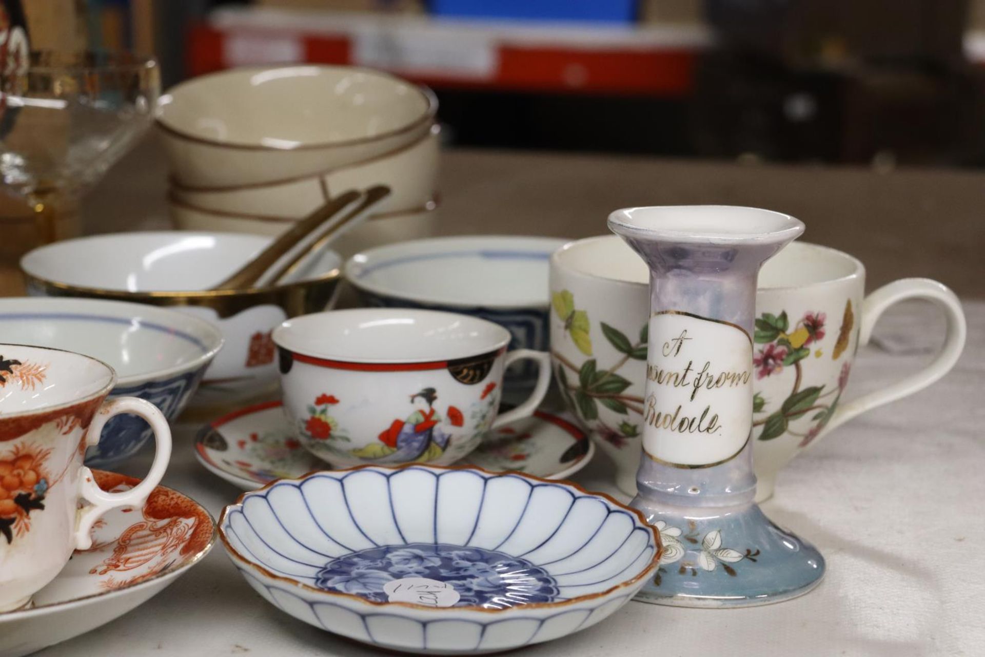 A MIXED LOT OF COLLECTABLES TO INCLUDE ORIENTAL BOWLS, PLATES AND CUPS, RUBY WINE GLASSES, - Bild 4 aus 8