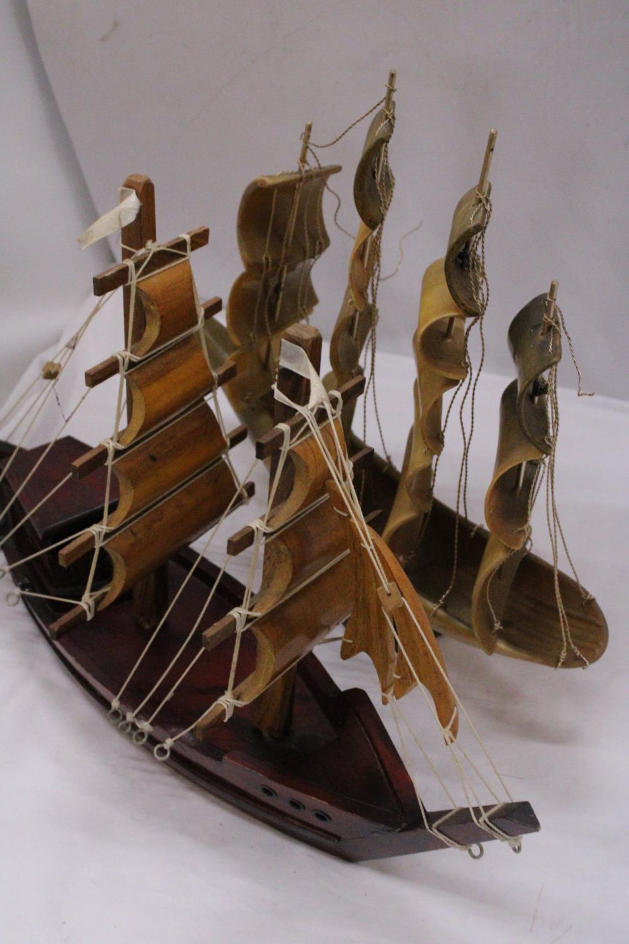 TWO MODELS OF SHIPS TO INCLUDE ONE WOODEN AND ONE HORN - Bild 3 aus 6