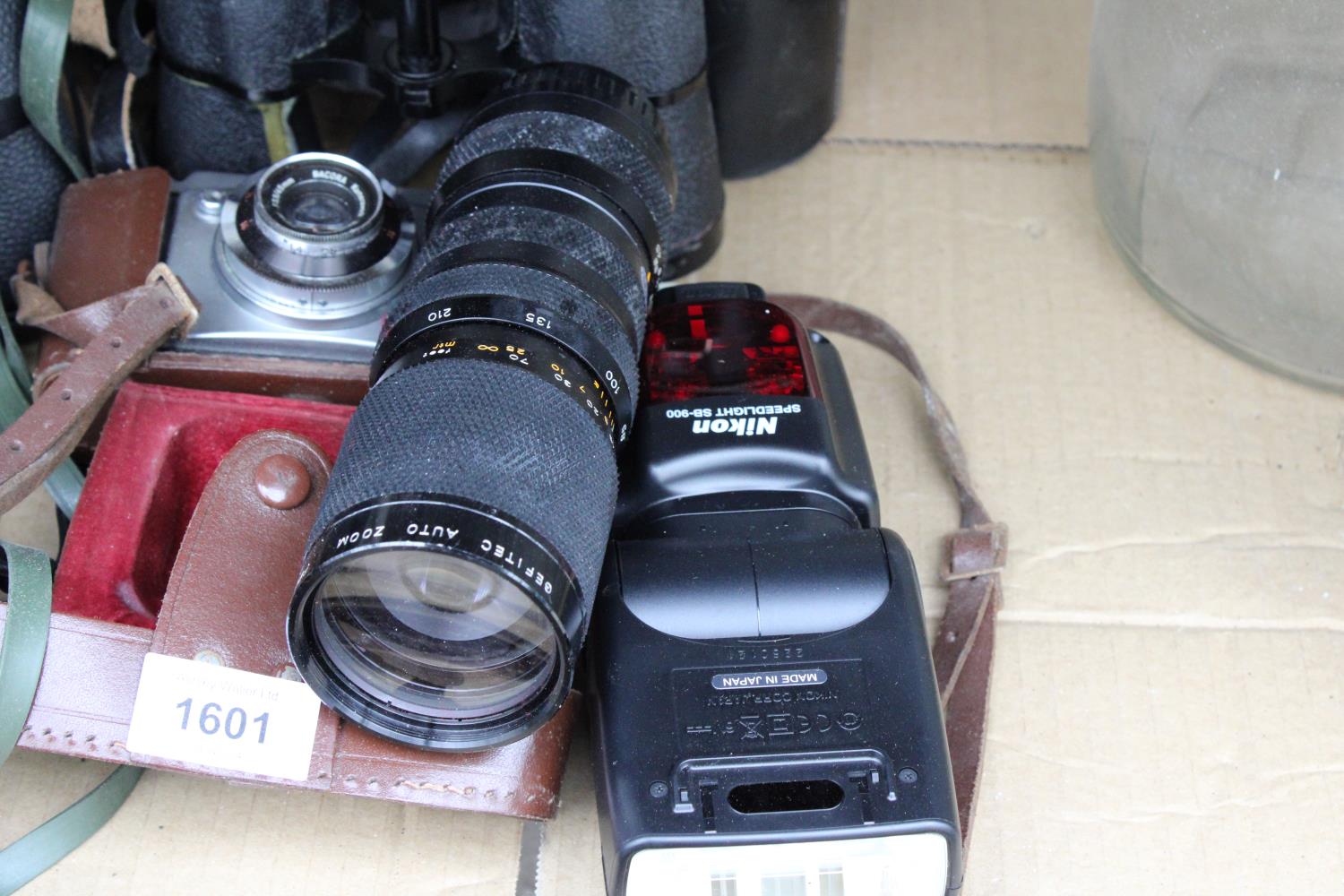 AN ASSORTMENT OF PHOTOGRAPHY ITEMS TO INCLUDE FOUR PAIRS OF VINTAGE BINOCULARS, A PENTAX CAMERA, A - Image 4 of 5