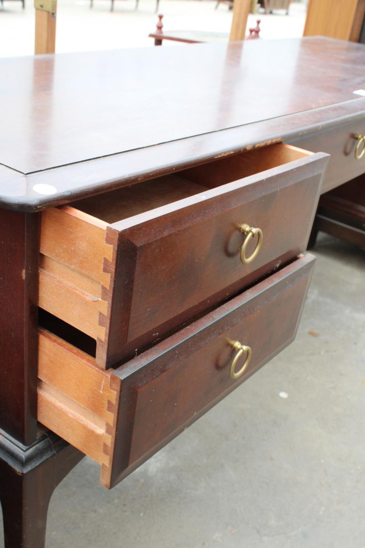 A STAG MINSTREL DRESSING TABLE, 60" WIDE AND BEDSIDE CHEST - Image 4 of 4