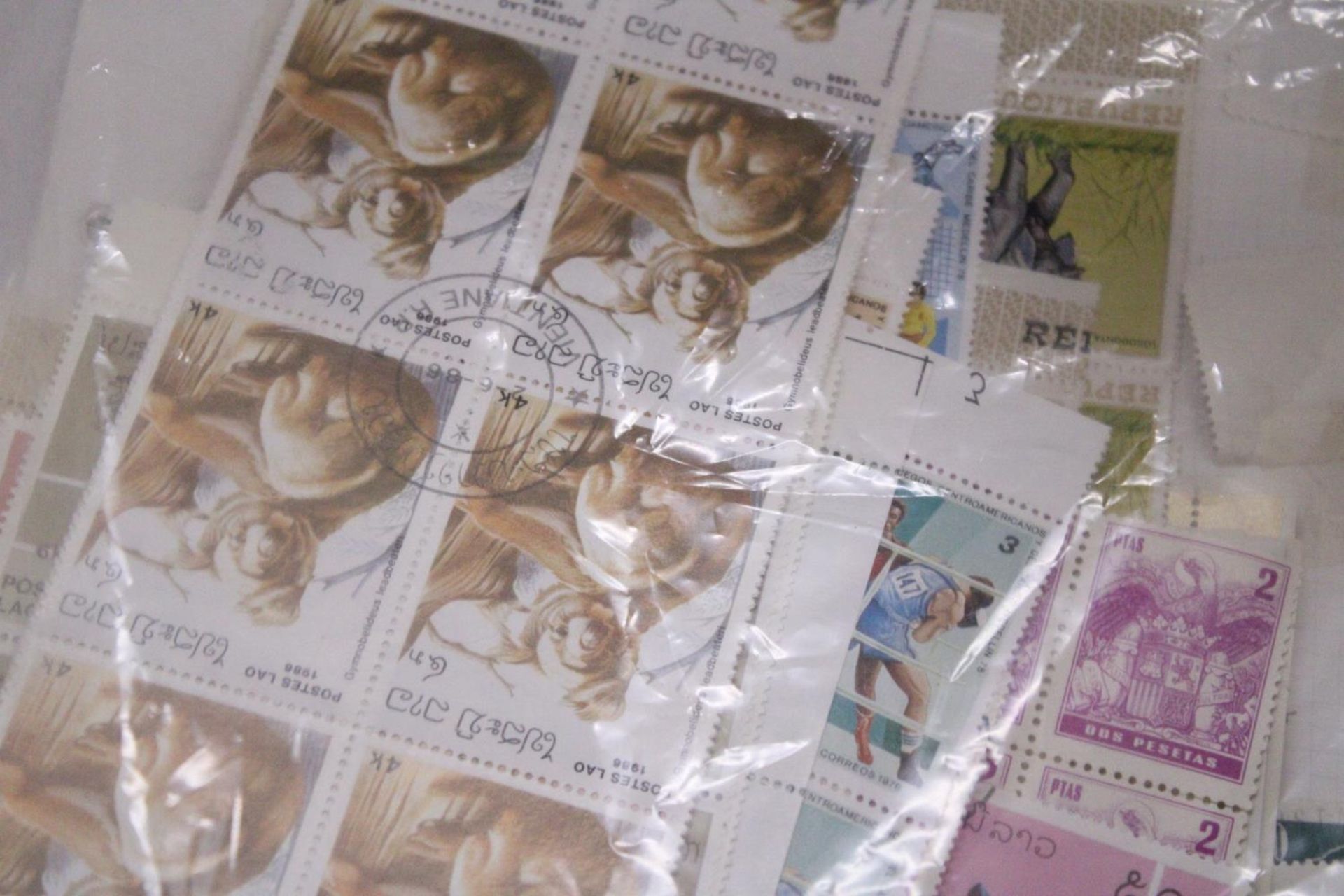 A LARGE BAG OF STAMPS IN PACKETS - Bild 6 aus 6