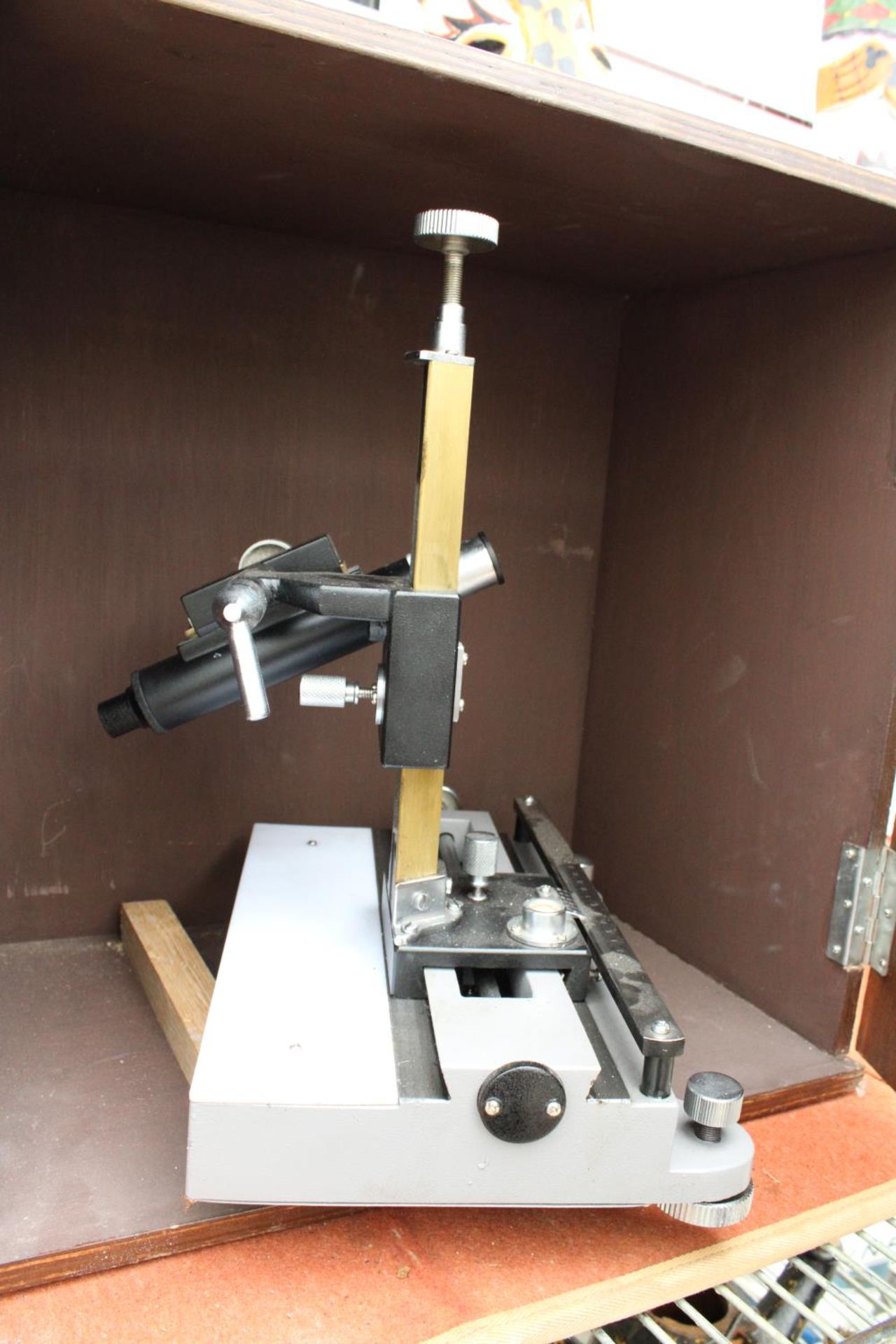 A CASED ACADEMICAL MICROSCOPE COMPLETE WITH KEY FOR CASE - Bild 4 aus 5