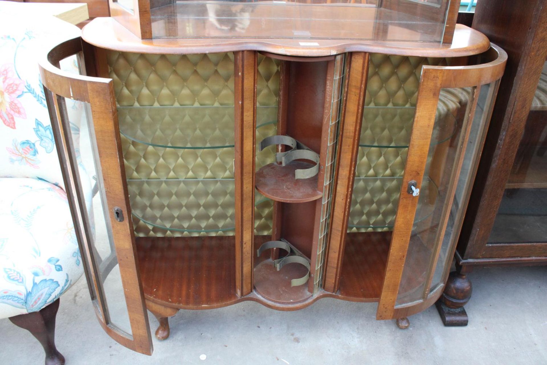 A MID 20TH CENTURY WALNUT DISPLAY CABINET ENCLOSING REVOLVING MIRRORED 4 BOTTLE WINE RACK, 40" WIDE - Image 3 of 3