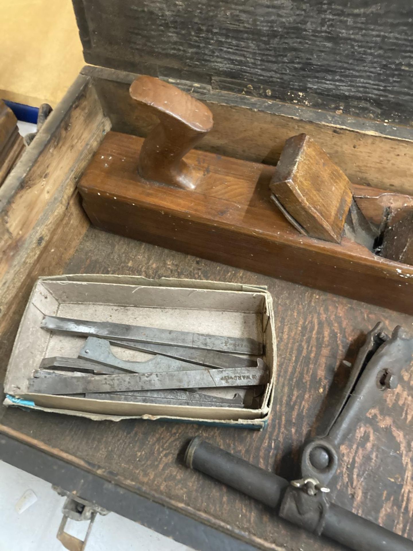 A VINTAGE WOODWORKERS CHEST BEARING INITIAL'S GW WITH TOOLS BELONGING TO RENOWNED CARPENTER GORDON - Image 5 of 7