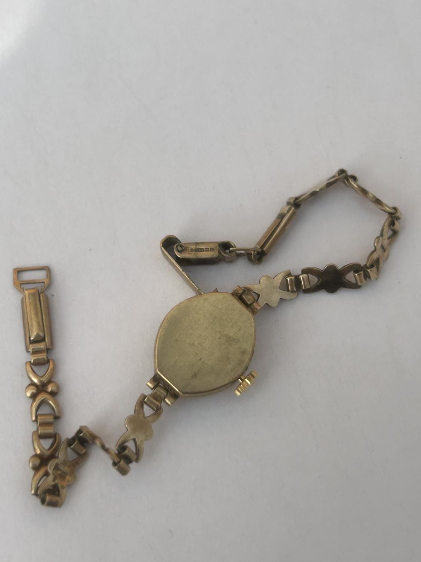 A HALLMARKED 9CT GOLD LADIES ACCURIST WATCH ON A 9CT GOLD BRACELET WITH A 21 JEWEL MOVEMENT, GROSS - Image 5 of 5