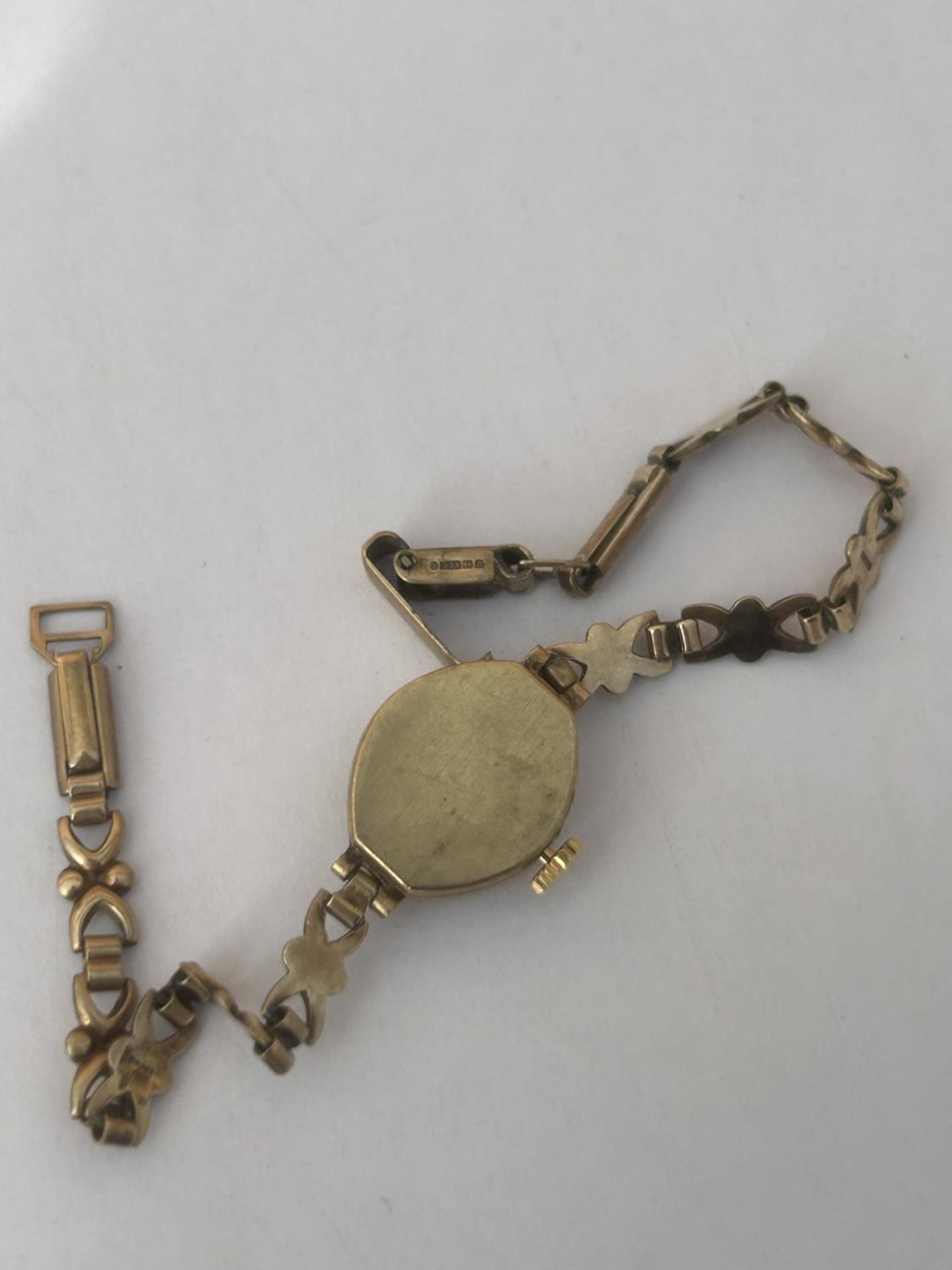 A HALLMARKED 9CT GOLD LADIES ACCURIST WATCH ON A 9CT GOLD BRACELET WITH A 21 JEWEL MOVEMENT, GROSS - Bild 5 aus 5