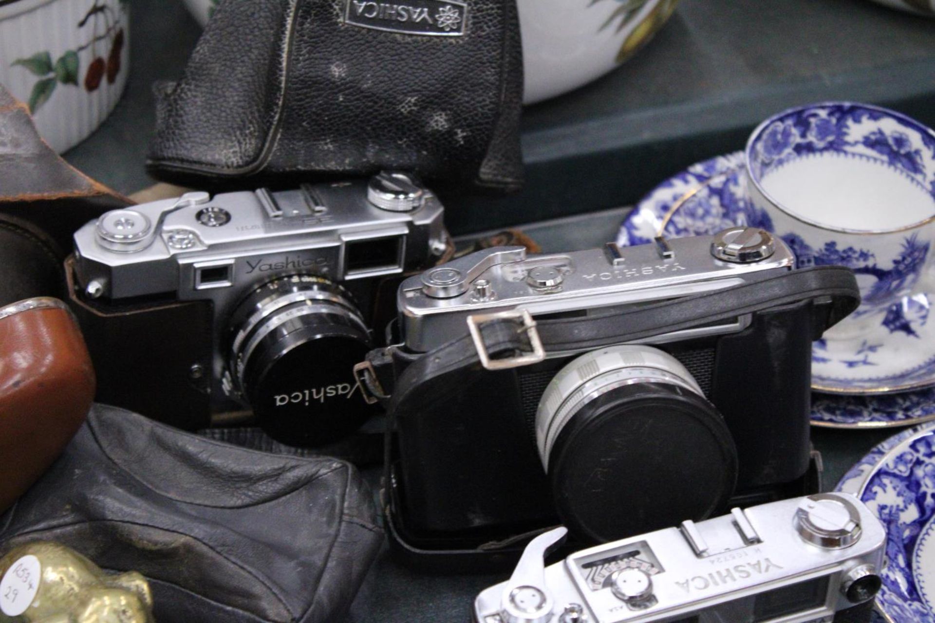 A MIXED LOT OF YASHICA VINTAGE CAMERAS - Image 2 of 4