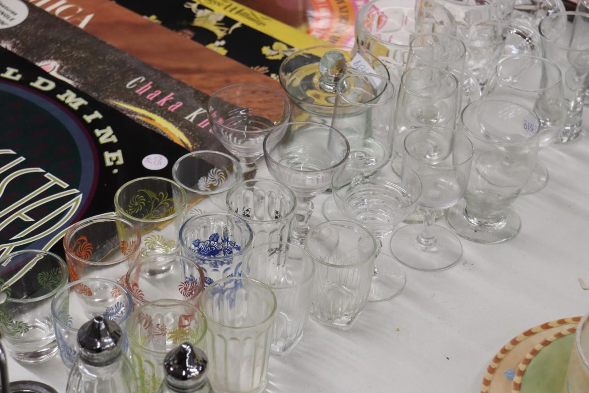 A QUANTITY OF GLASSES TO INCLUDE SHOT GLASSES, BEER TANKARDS, CRUET SET, ETC - Image 3 of 6