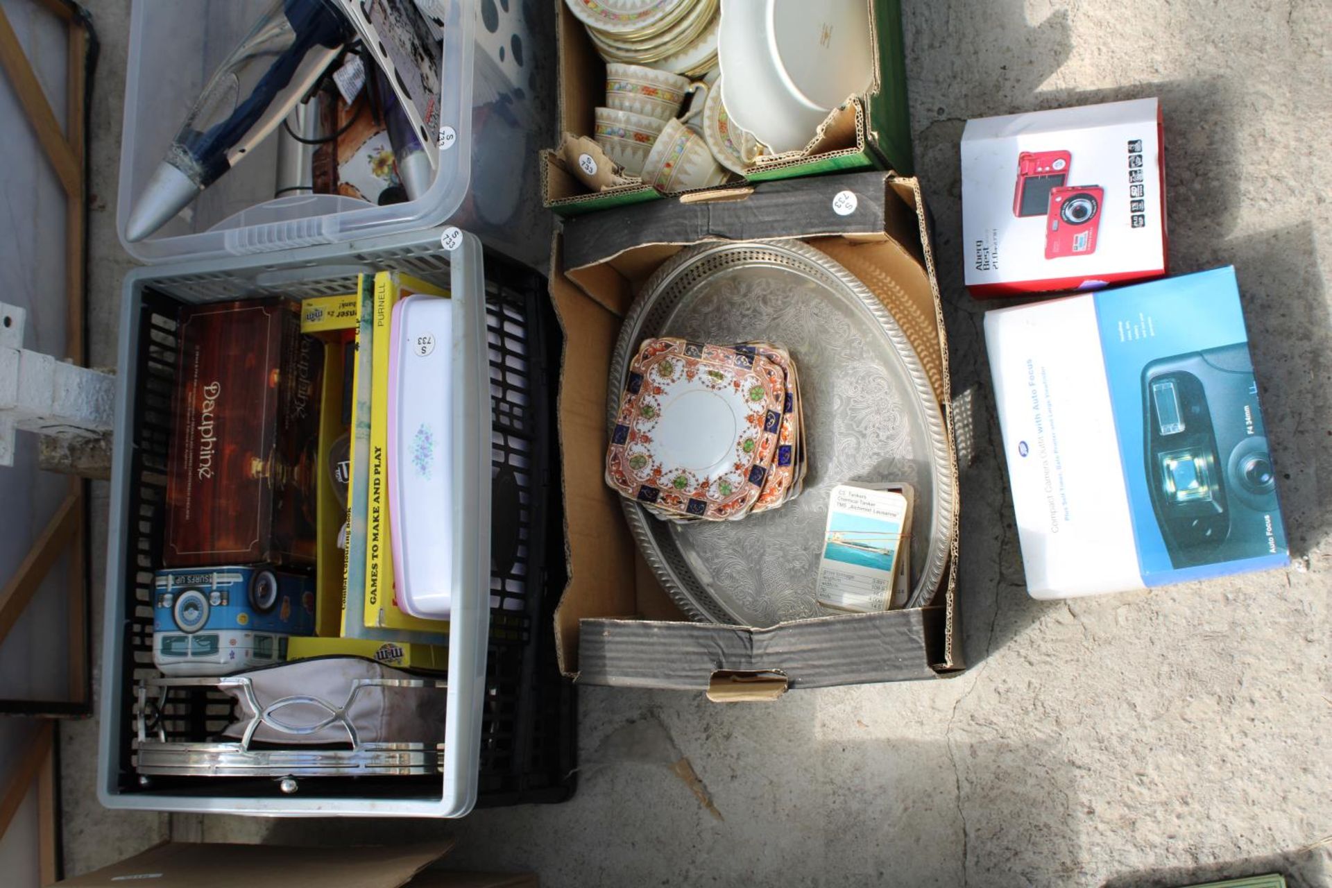 AN ASSORTMENT OF HOUSEHOLD ITEMS TO INCLUDE CERAMICS, TRAYS AND CAMERAS ETC - Image 3 of 3