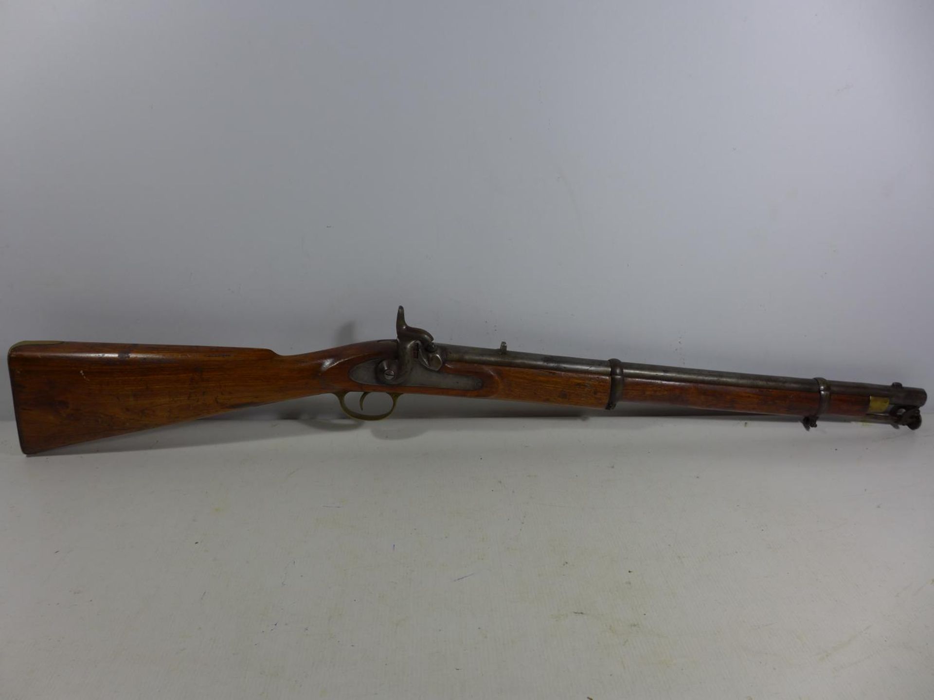 A PERCUSSION CAP TWO BAND CARBINE MUSKET, 56CM BARREL, LENGTH 96CM