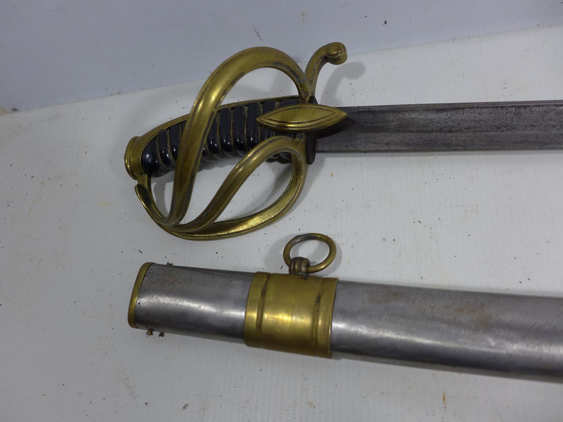 A REPLICA NAPOLEONIC WAR IMPERIAL FRENCH LIGHT CAVALRY SWORD AND SCABBARD, 82CM BLADE, LENGTH 99CM - Image 2 of 6