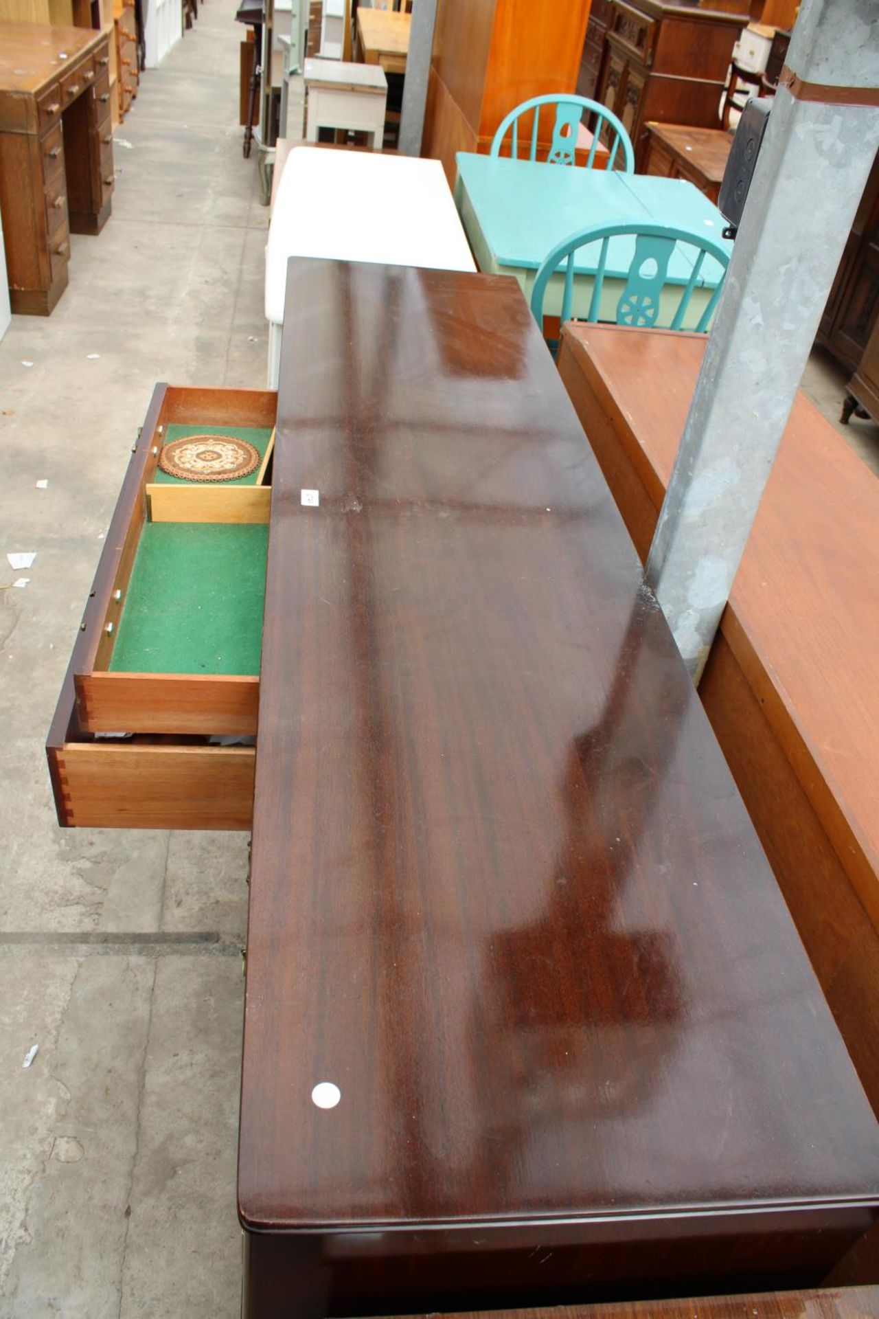 A MAHOGANY STRONGBOW FURNITURE SIDEBOARD ENCLOSING FOUR DRAWERS AND TWO CUPBOARDS, 72" WIDE - Image 3 of 4