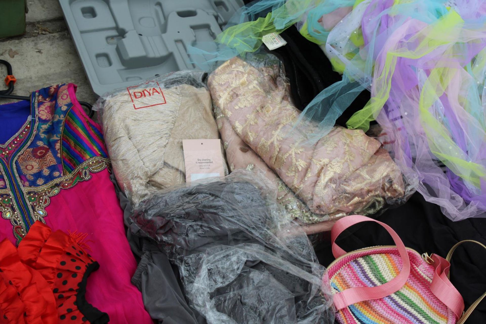 A LARGE ASSORTMENT OF CLOTHES, BAGS AND SHOES ETC - Image 4 of 4
