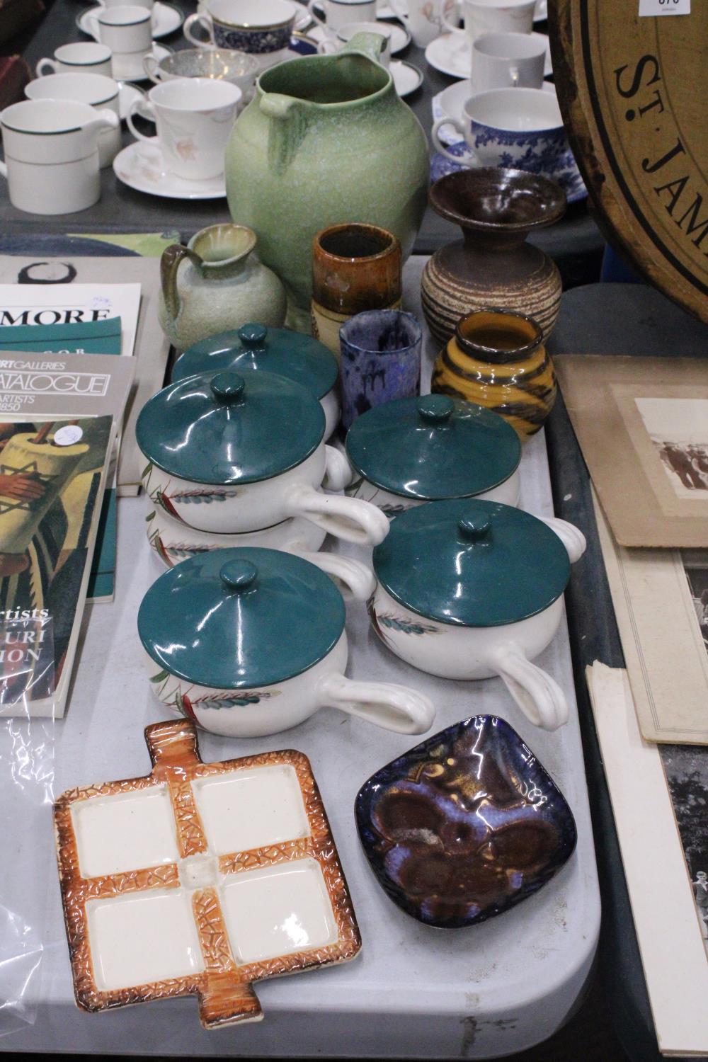 A MIXED LOT OF CERAMICS TO INCLUDE STUDIO POTTERY, DENBY STONEWARE, CROWN DEVON ETC