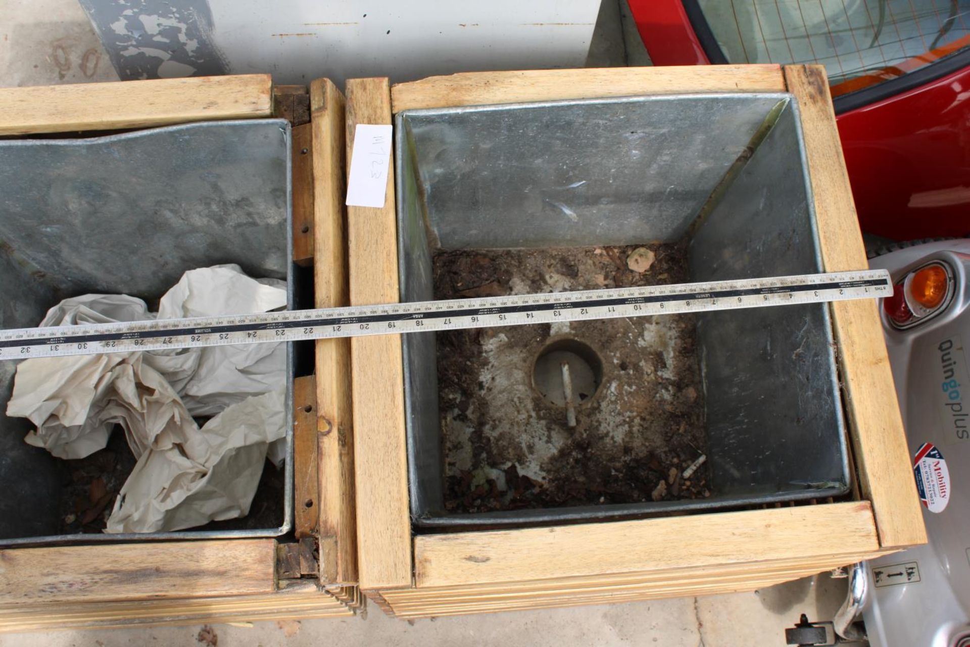 A PAIR OF WOODEN PLANTERS WITH GALVANISED LINERS - Image 3 of 3