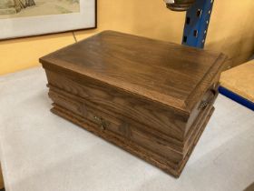 A CASED PART CANTEEN OF CUTLERY WITH LIFT UP LID AND LOWER DRAWER CONTAINING A QUANTITY OF SHEFFIELD