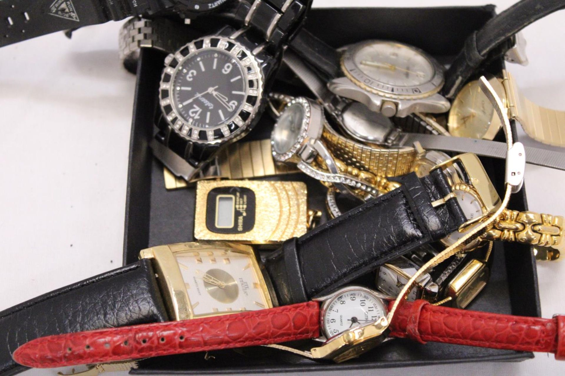 A MIXED LOT OF VINTAGE MECHANICAL AND QUARTZ WATCHES - Image 2 of 6