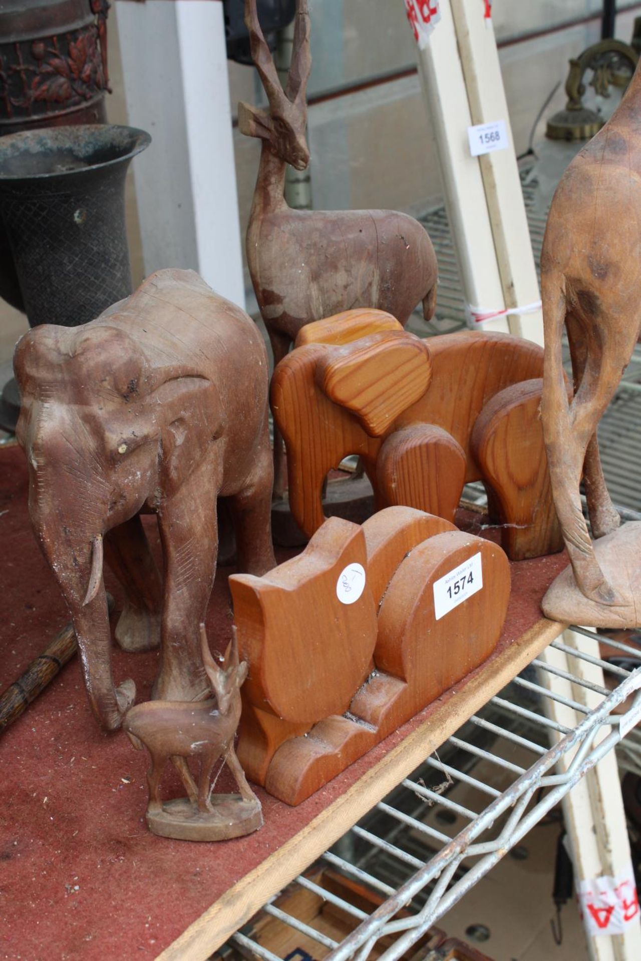 AN ASSORTMENT OF TREEN ANIMAL FIGURES TO INCLUDE AN ELEPHANT AND A GIRAFFE ETC - Bild 2 aus 3