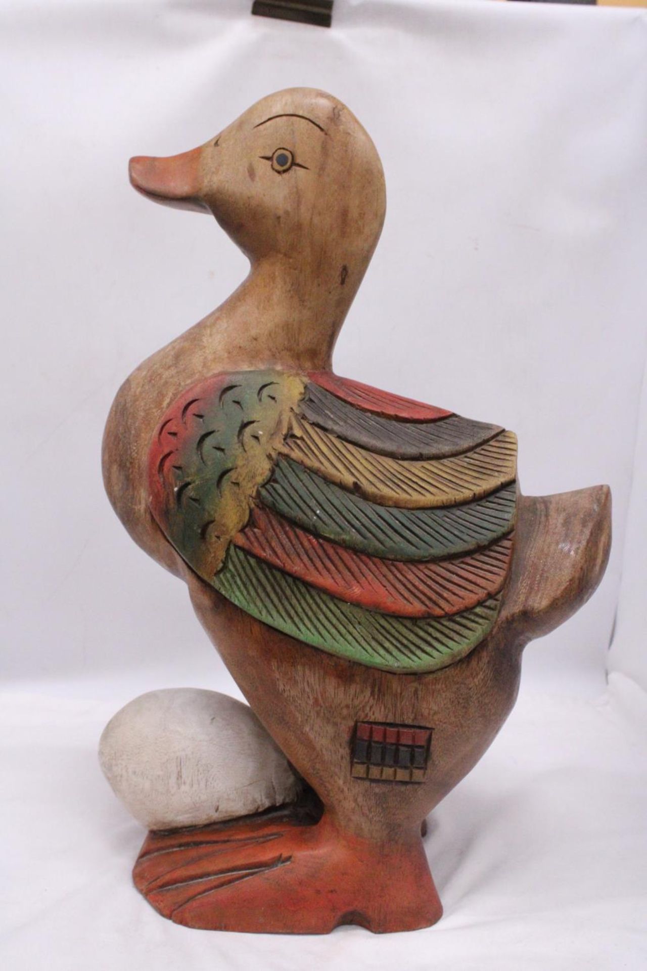 A LARGE SOLID WOODEN GOOSE AND EGG FIGURE, HEIGHT APPROX 46CM - Image 3 of 5