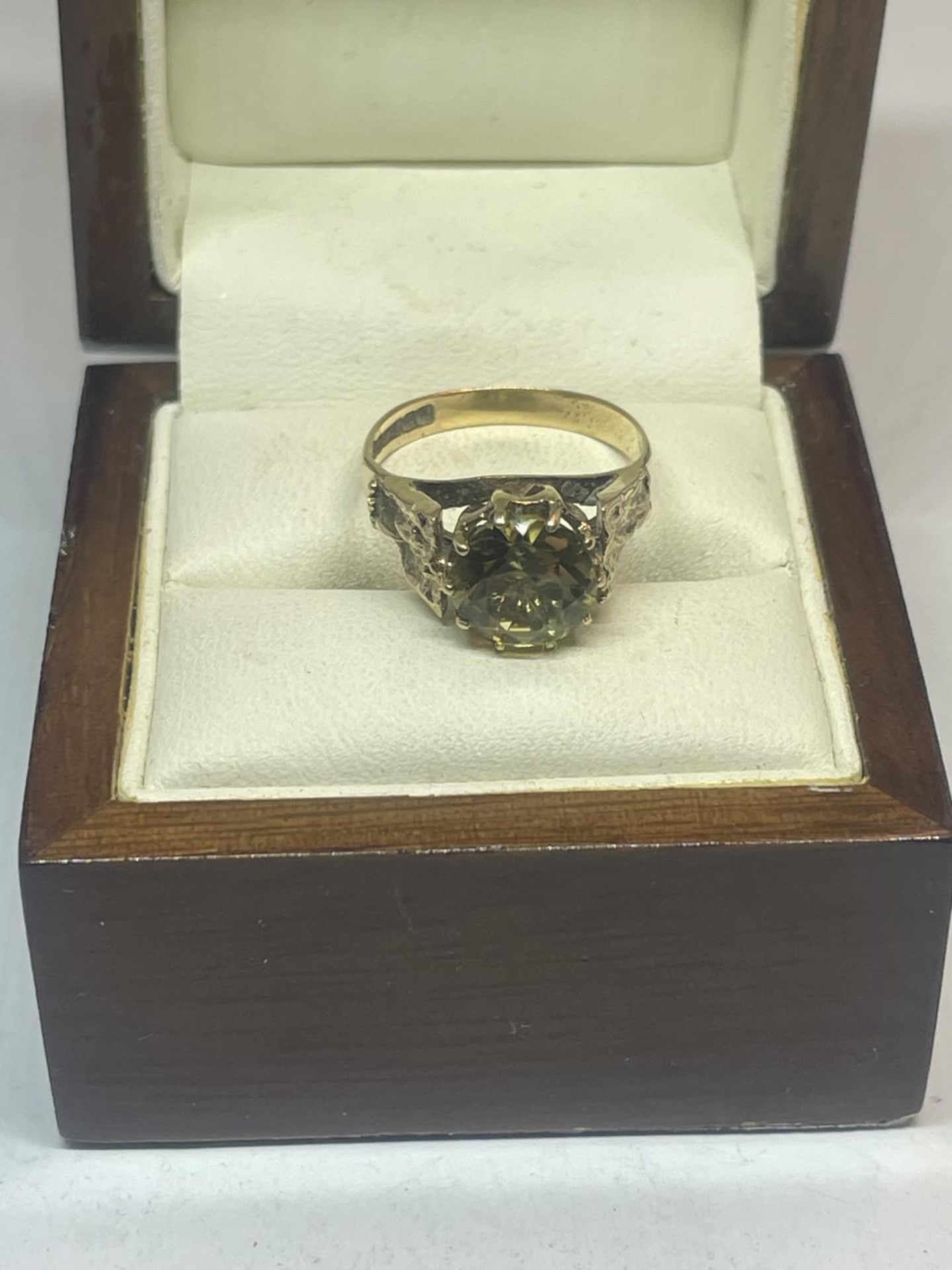 A 9 CARAT GOLD GREEN STONE SOLITAIRE RING SIZE L IN A PRESENTATION BOX