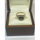 A 9 CARAT GOLD GREEN STONE SOLITAIRE RING SIZE L IN A PRESENTATION BOX