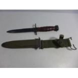 A U.S M8AI BAYONET AND SCABBARD, 16CM BLADE, LENGTH 33CM