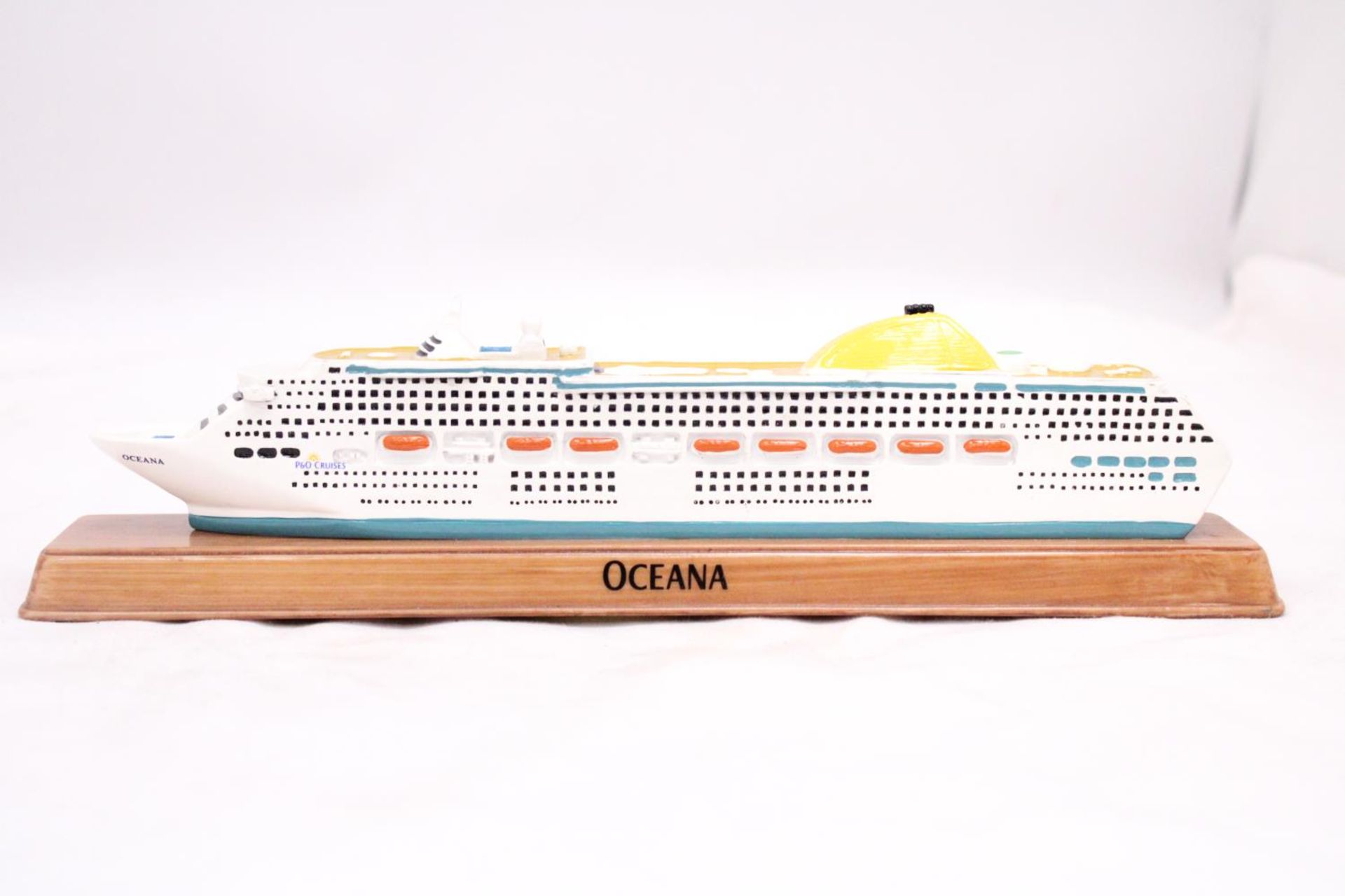 A HEAVY, SOLID, OCEAN LINER ON WOODEN STAND, 'OCEANA', LENGTH 27CM, HEIGHT 6CM - Image 2 of 5