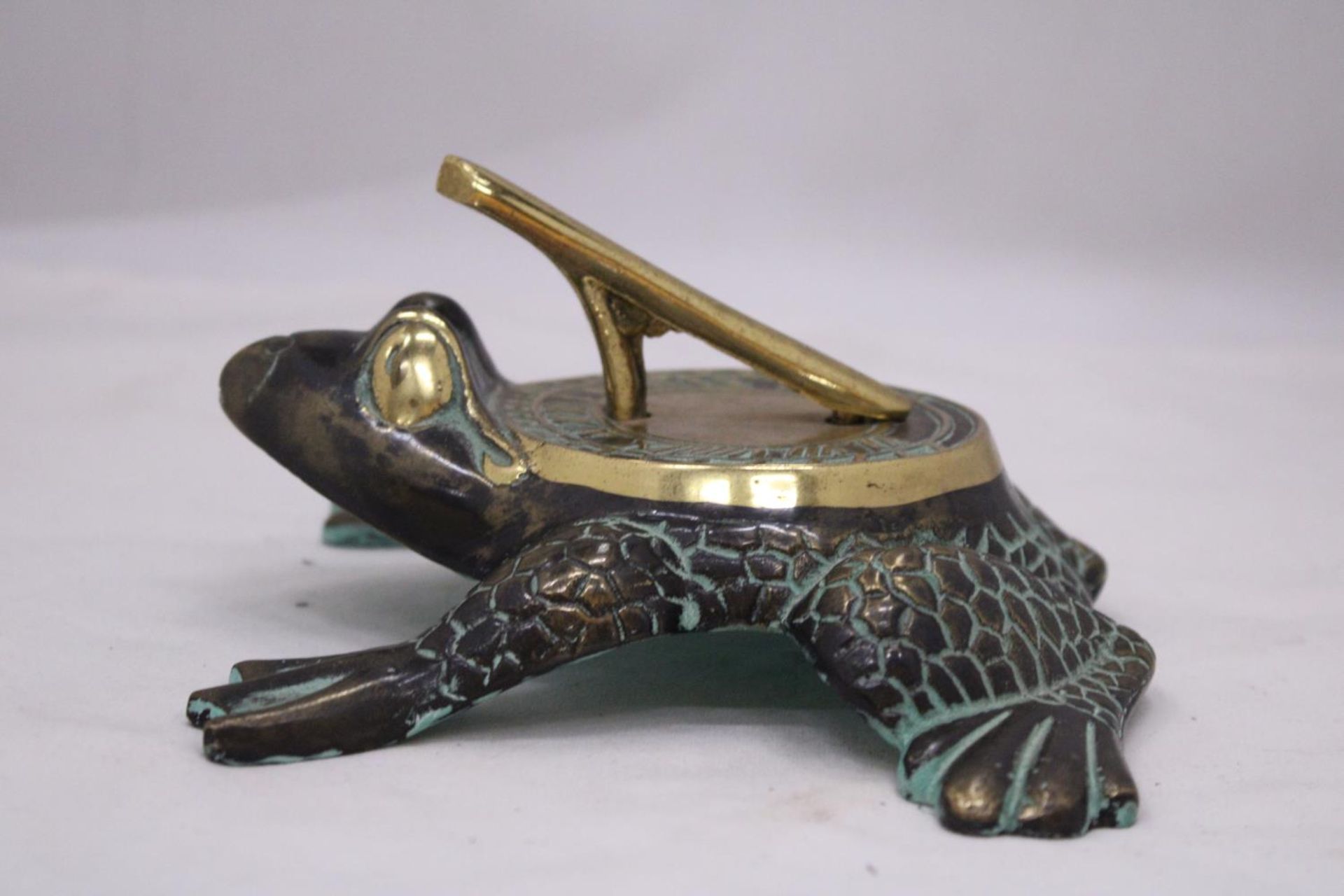 A VERY HEAVY LARGE BRASS AND BRONZE FROG SUNDIAL - Image 3 of 5