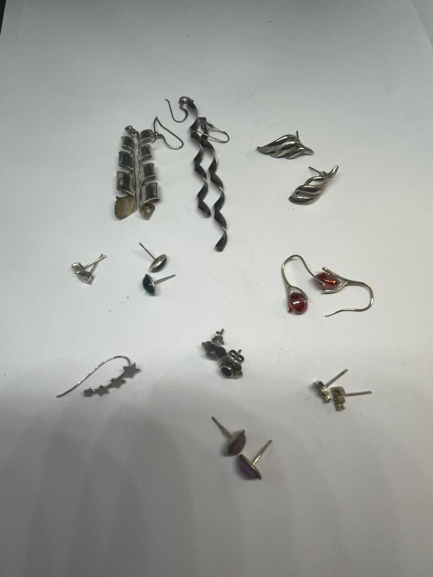 A QUANTITY OF SILVER EARRINGS