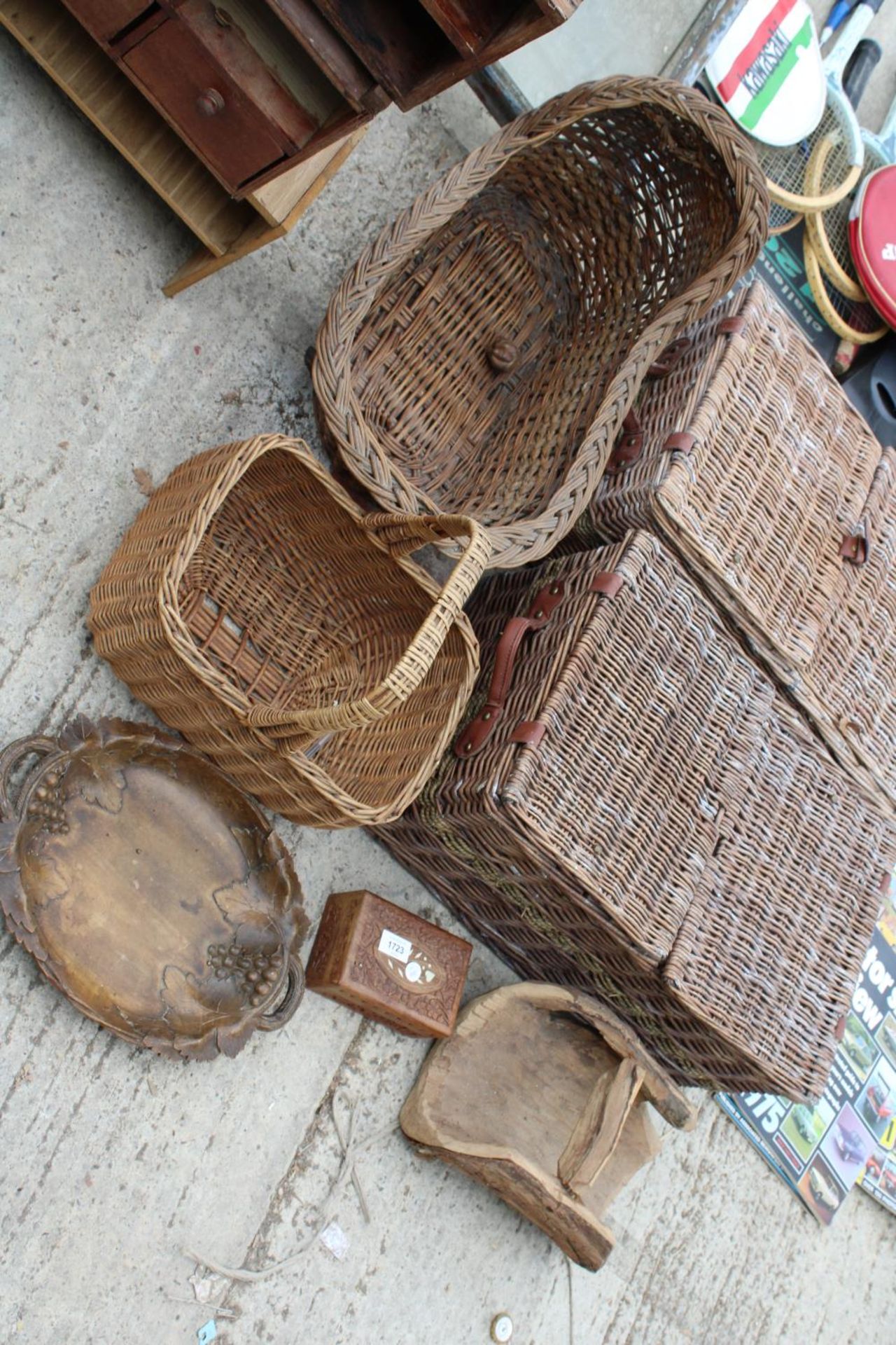 AN ASSORTMENT OF TREEN AND WICKER ITEMS TO INCLUDE TWO HAMPERS, TRUGS AND A LIDDED BOX ETC - Image 2 of 4