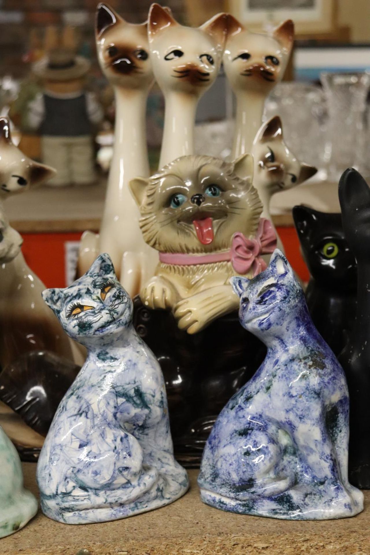 A MIXED LOT OF CAT ORNAMENTS - TO INCLUDE SOLO CRAFTS, BESWICK ETC - Image 4 of 6