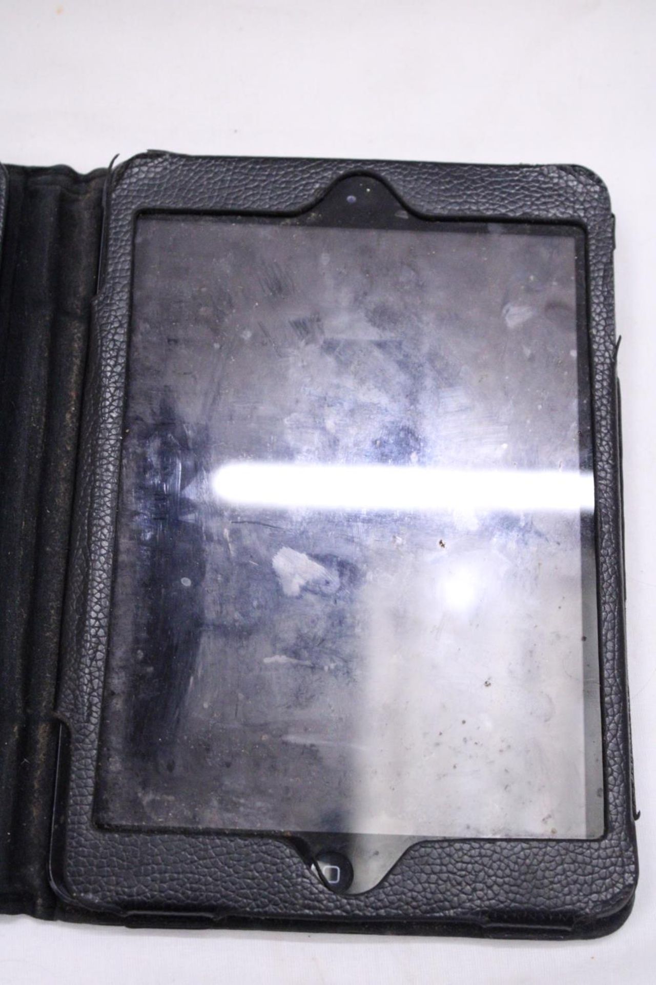A CASED TABLET WITH KEYBOARD - NO WARRANTY GIVEN - Image 3 of 4