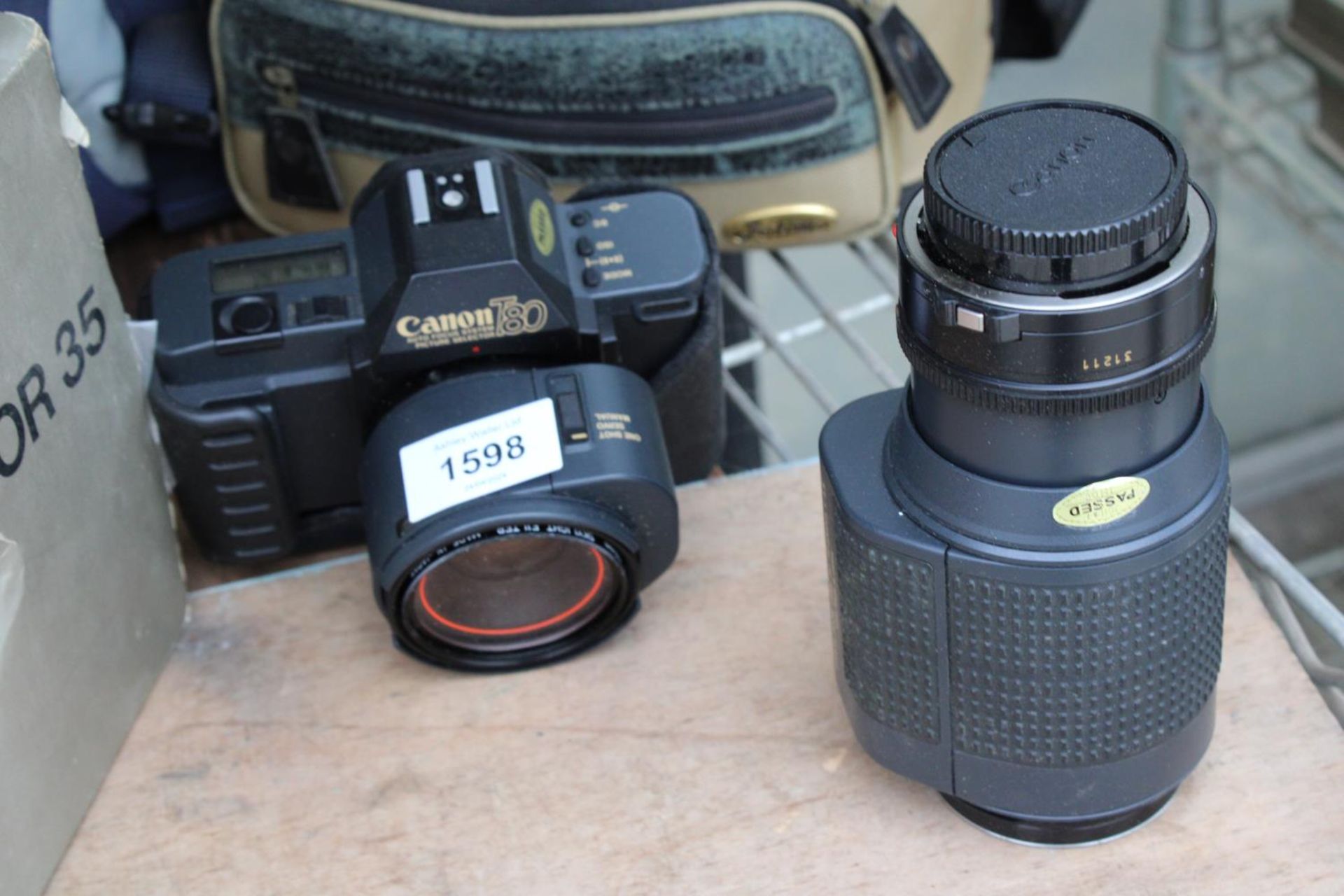 AN ASSORTMENT OF CAMERA ITEMS TO INCLUDE A CANON DUPLICATOR 35, A CANON T80 CAMERA AND A CANON - Image 2 of 6