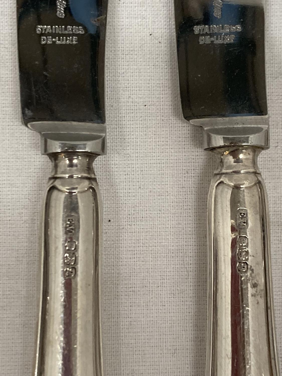 SEVEN SILVER ITEMS TO INCLUDE HALLMARKED SHEFFIELD SILVER HANDLED KNIFE AND CAKE SLICE, A GEORGIAN - Image 4 of 7